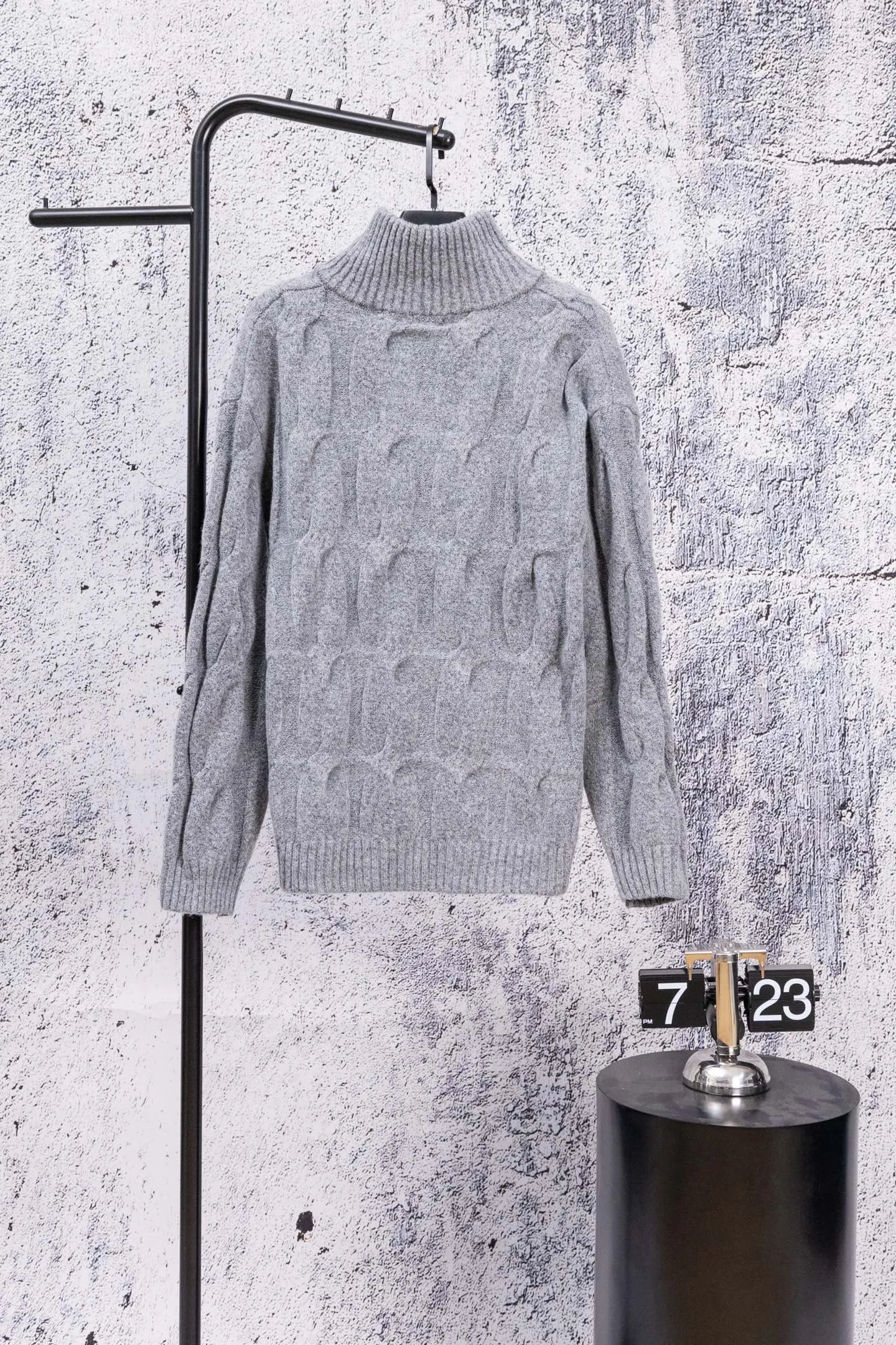 P190 Ralph Lauren 2026 new blended twist craft autumn and winter high-quality double zipper stand collar knitted cardigan jacket. Its design is really amazing. The blended twist craft makes it full of texture. The double zipper stand collar design is not only warm but also super stylish. Wearing it instantly enhances your temperament. Whether it is paired with a dress or jeans, it can be easily worn, showing a high-end feel in autumn and winter. The colors are also super nice, and each one is super elegant. Wearing them while walking on the street will turn heads 100% of the time. 🎺 This autumn and winter, buy yourself a warm and fashionable jacket, so that you can look beautiful in the cold weather. Size: S M L Color: Beige Black Gray